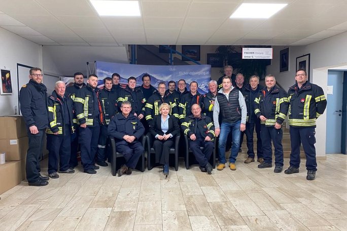 Beim Fischer kuman die Feuerwehrleut zsam
